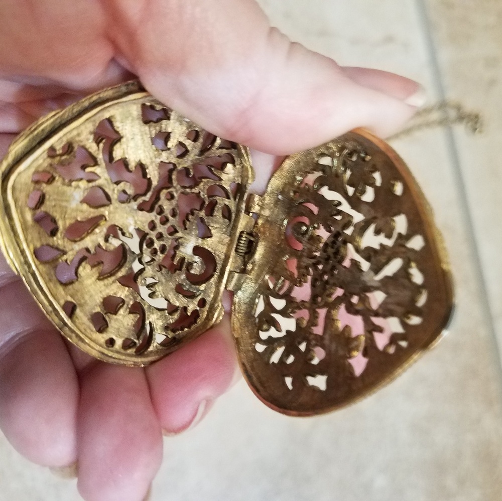 VINTAGE AROMATHERAPY - Heart shaped Open locket Personal aromatherapy